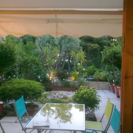 Comfortable Garden Apt Near Vouliagmeni Beach Афины Экстерьер фото