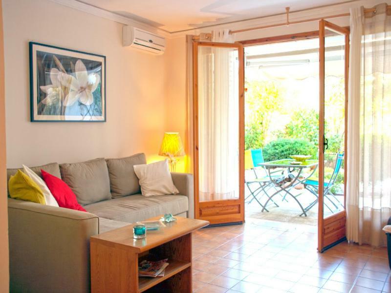Comfortable Garden Apt Near Vouliagmeni Beach Афины Экстерьер фото