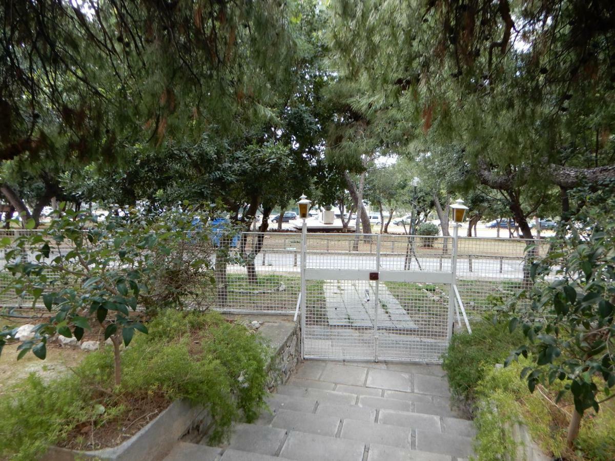 Comfortable Garden Apt Near Vouliagmeni Beach Афины Экстерьер фото