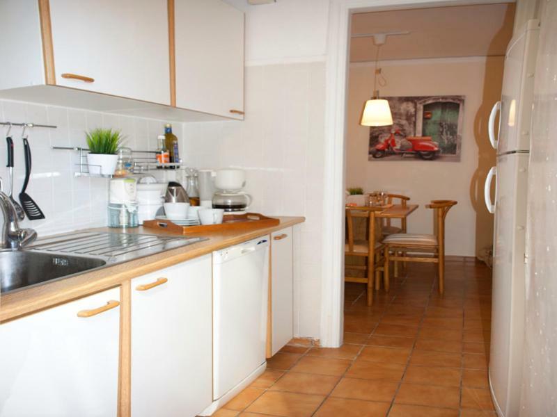 Comfortable Garden Apt Near Vouliagmeni Beach Афины Экстерьер фото