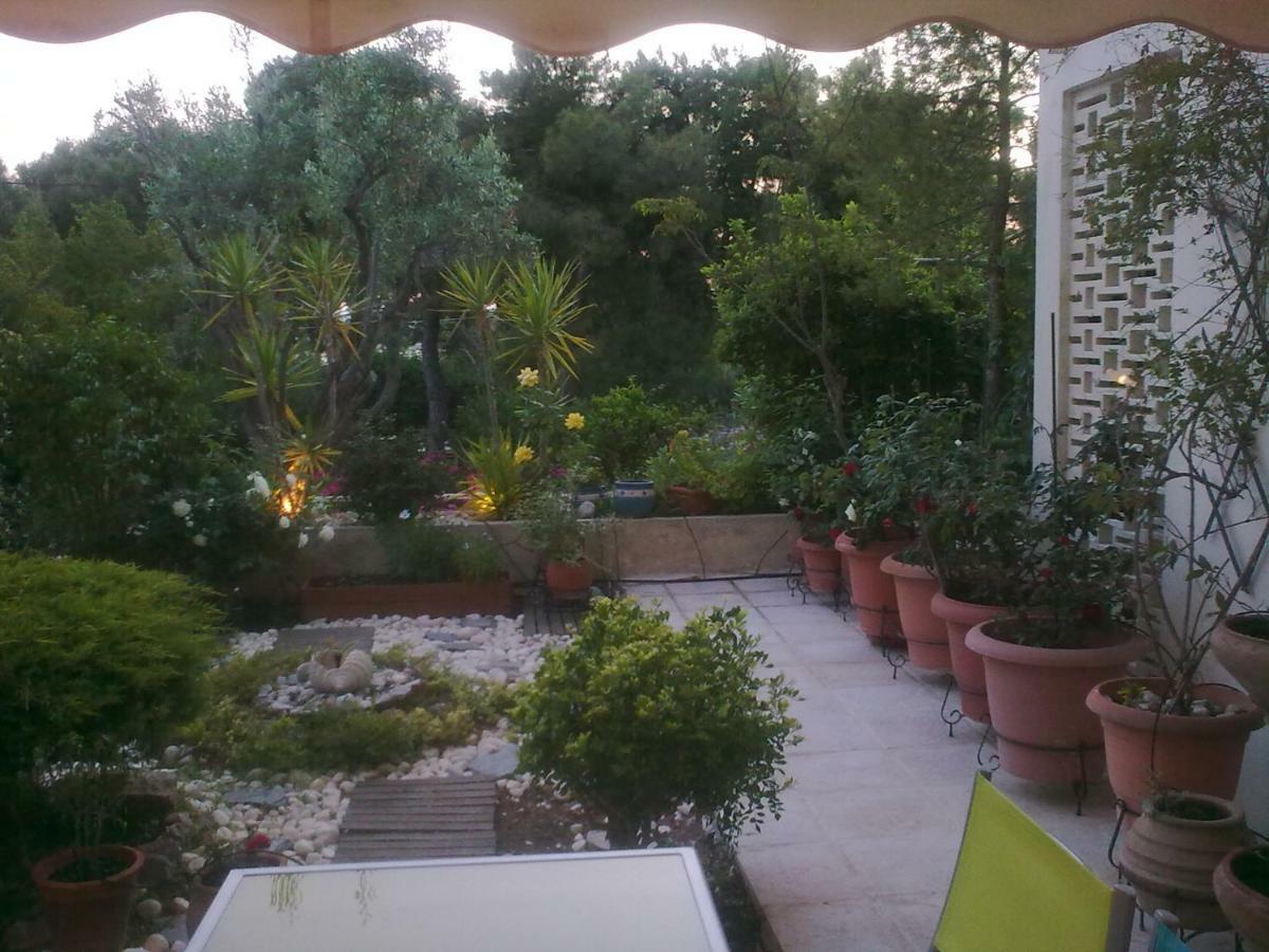 Comfortable Garden Apt Near Vouliagmeni Beach Афины Экстерьер фото