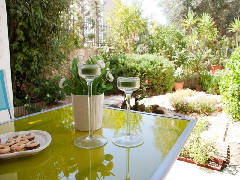 Comfortable Garden Apt Near Vouliagmeni Beach Афины Экстерьер фото